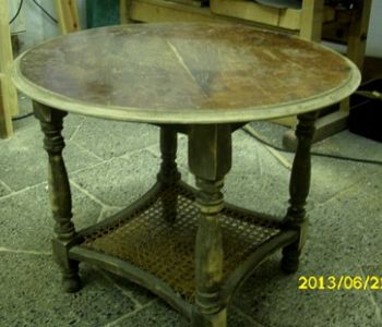 Runder Tisch vor der Restaurierung